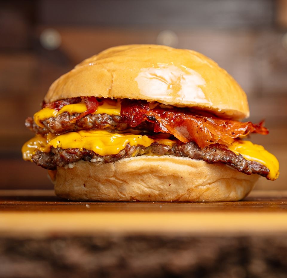 Hamburguesa con doble medallón, cheddar derretido y panceta crocante