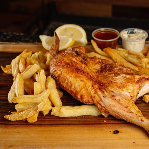 Pollo a la leña con papas fritas, limón, chimichurri y mayonesa casera